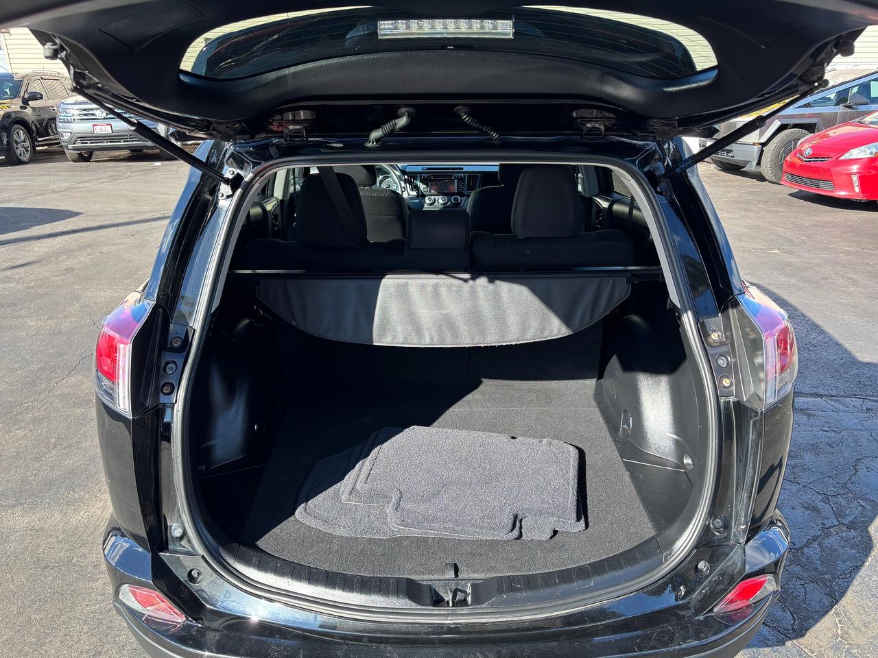 2018 Toyota RAV4 FWD LE Photo
