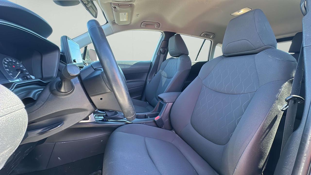 2024 Toyota Corolla Cross LE Photo