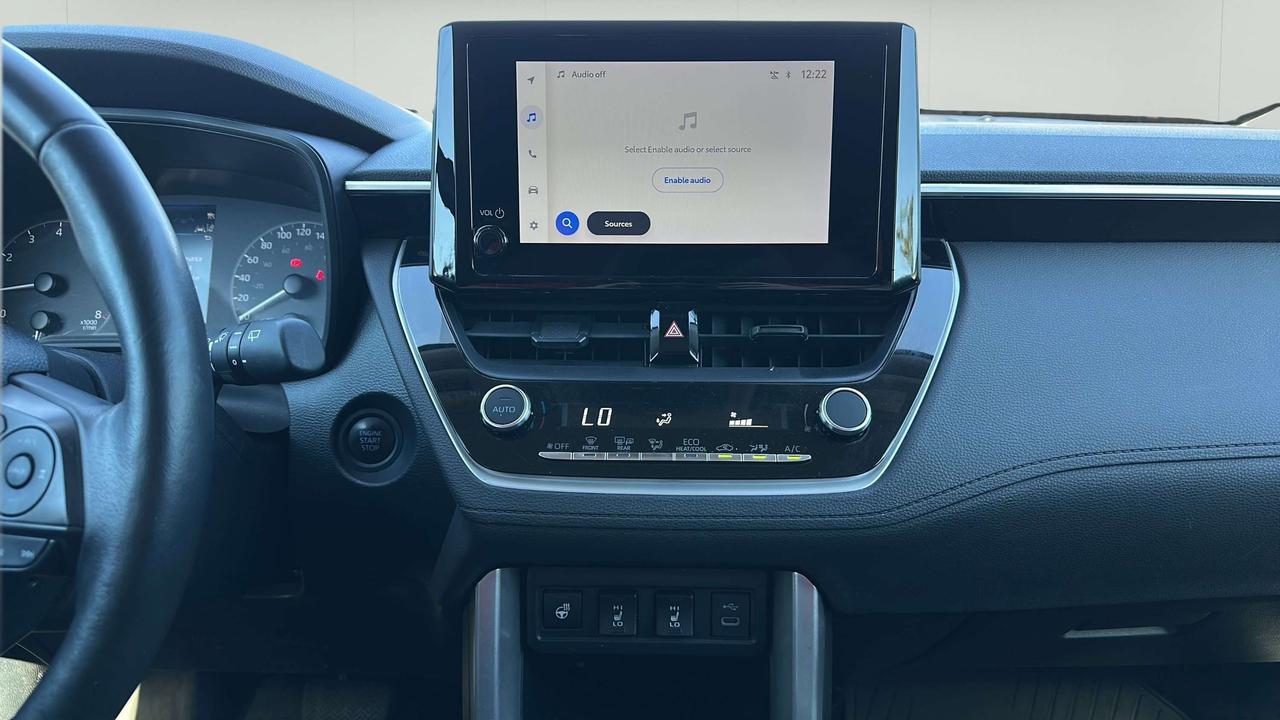 2024 Toyota Corolla Cross LE Photo