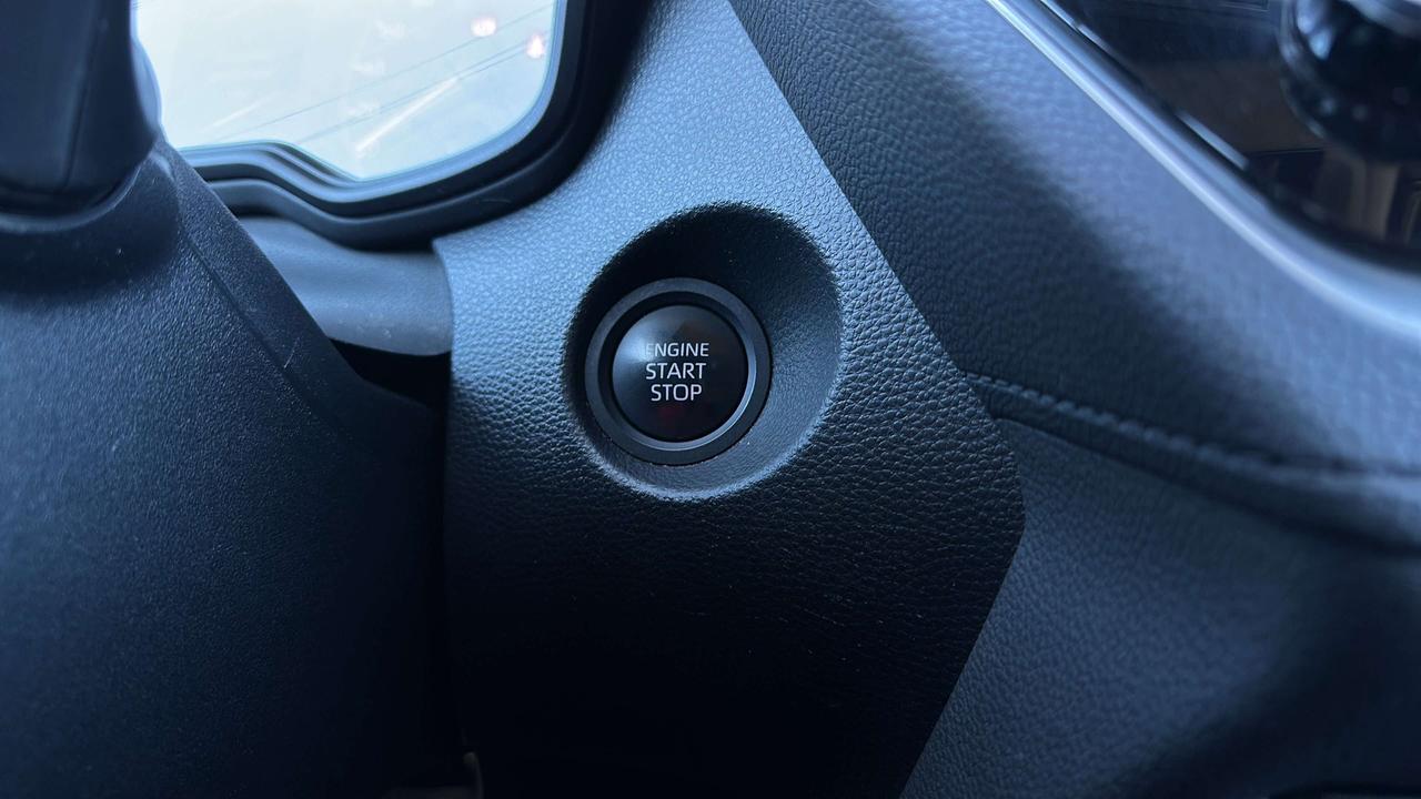 2024 Toyota Corolla Cross LE Photo