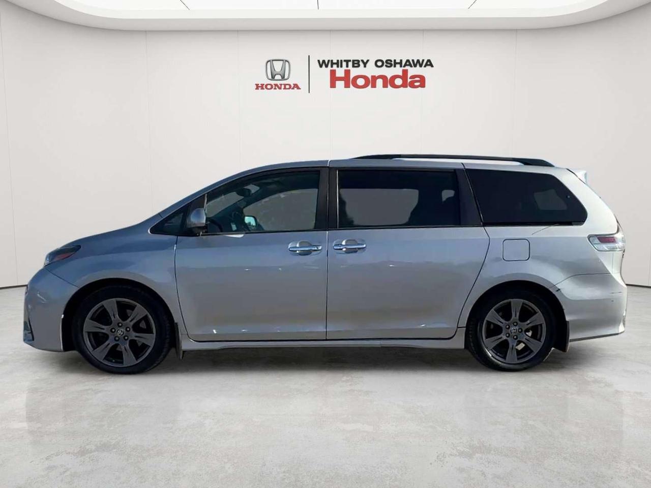 2020 Toyota Sienna SE Photo2