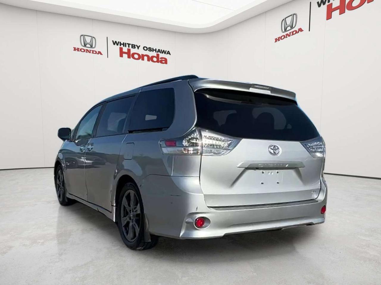 2020 Toyota Sienna SE Photo
