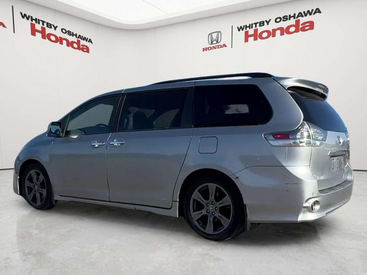 2020 Toyota Sienna SE Photo