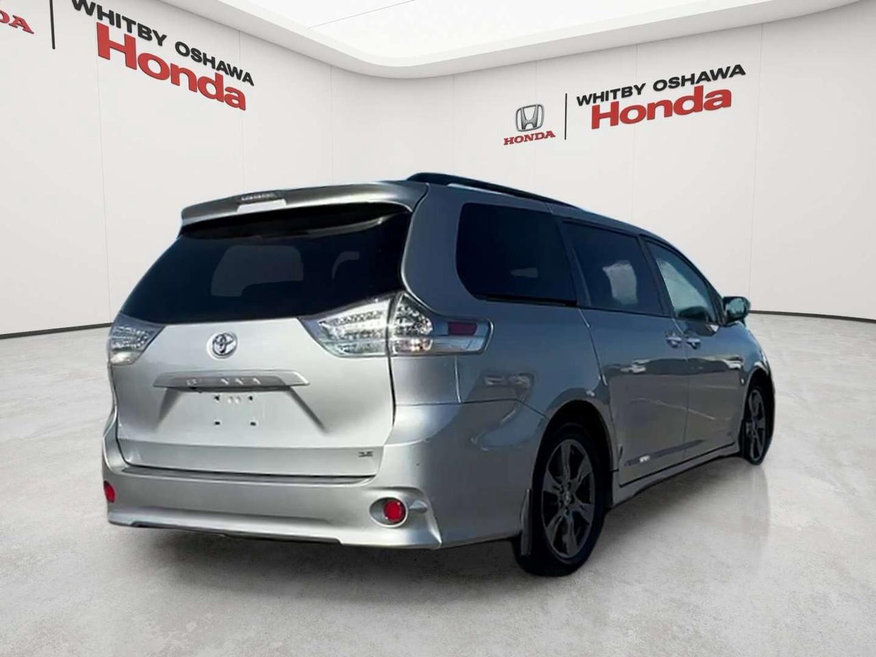2020 Toyota Sienna SE Photo