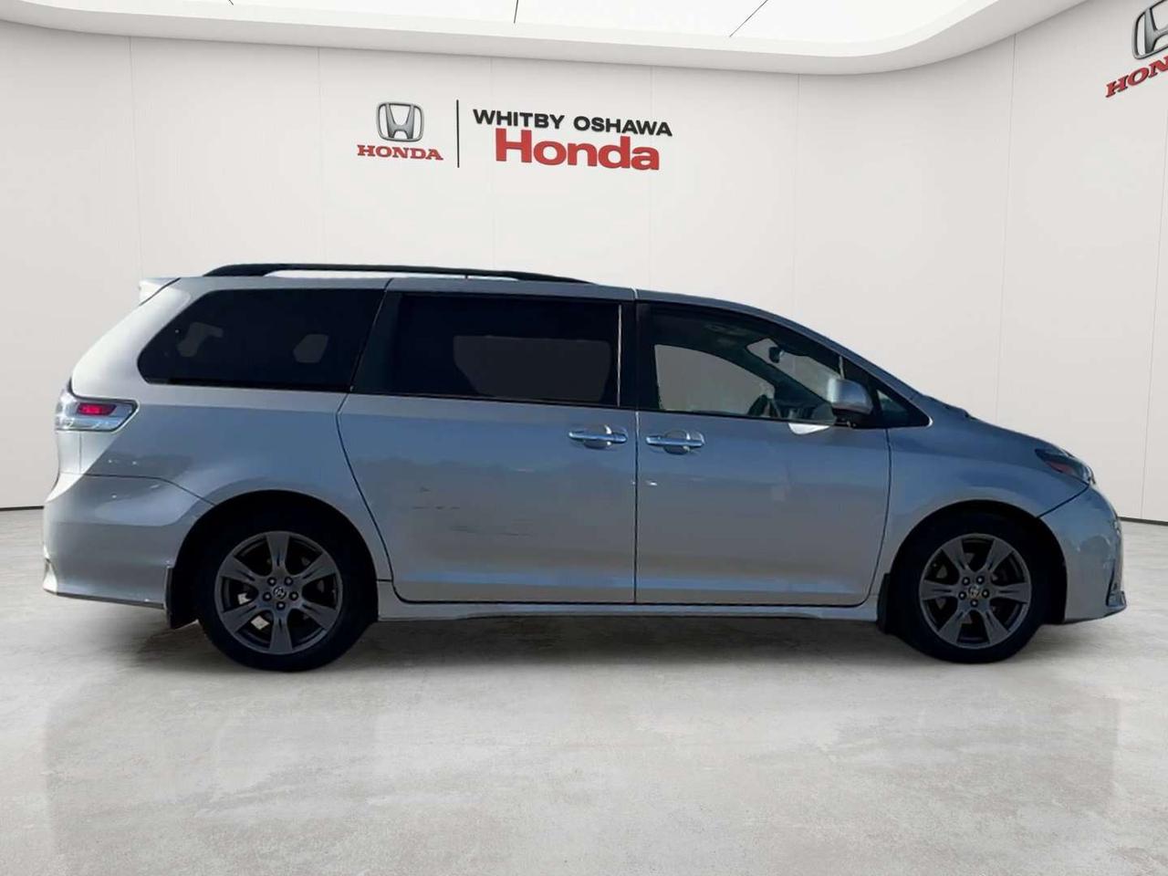 2020 Toyota Sienna SE Photo