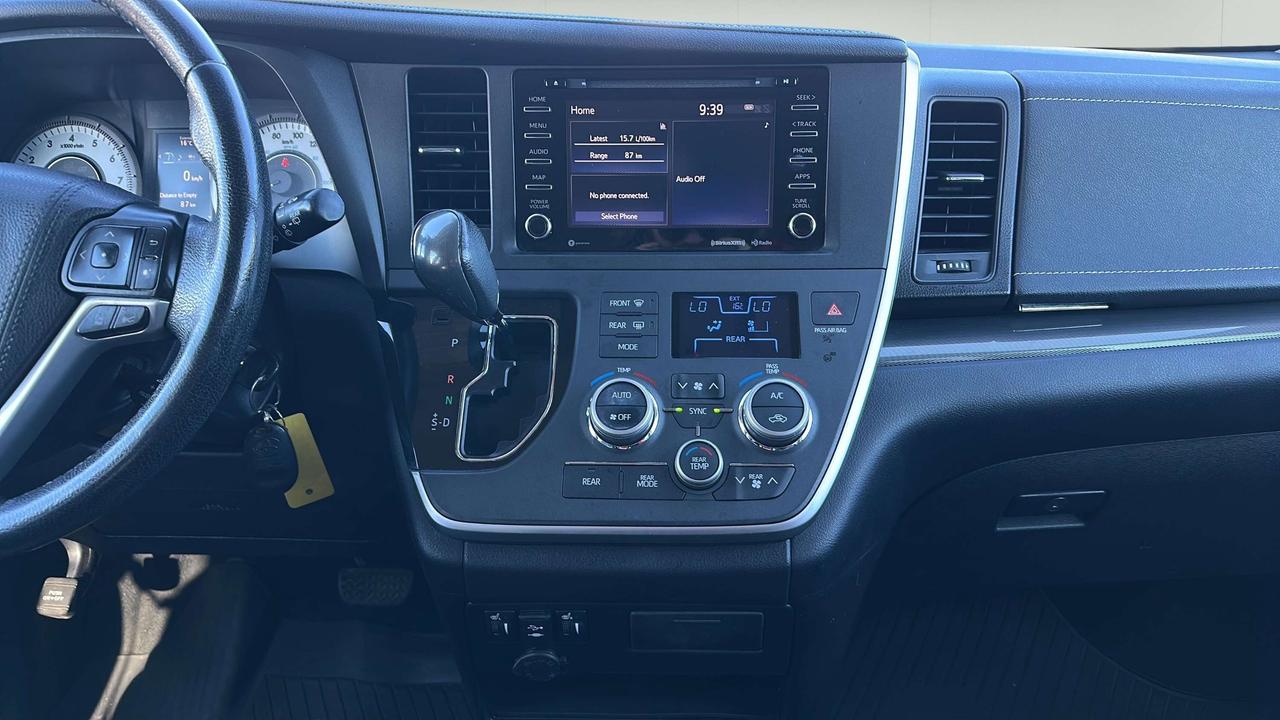 2020 Toyota Sienna SE Photo
