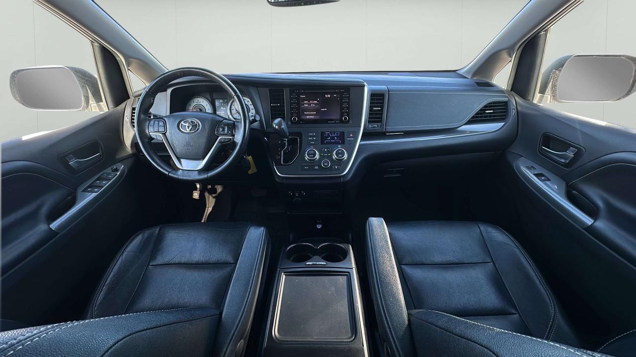 2020 Toyota Sienna SE Photo