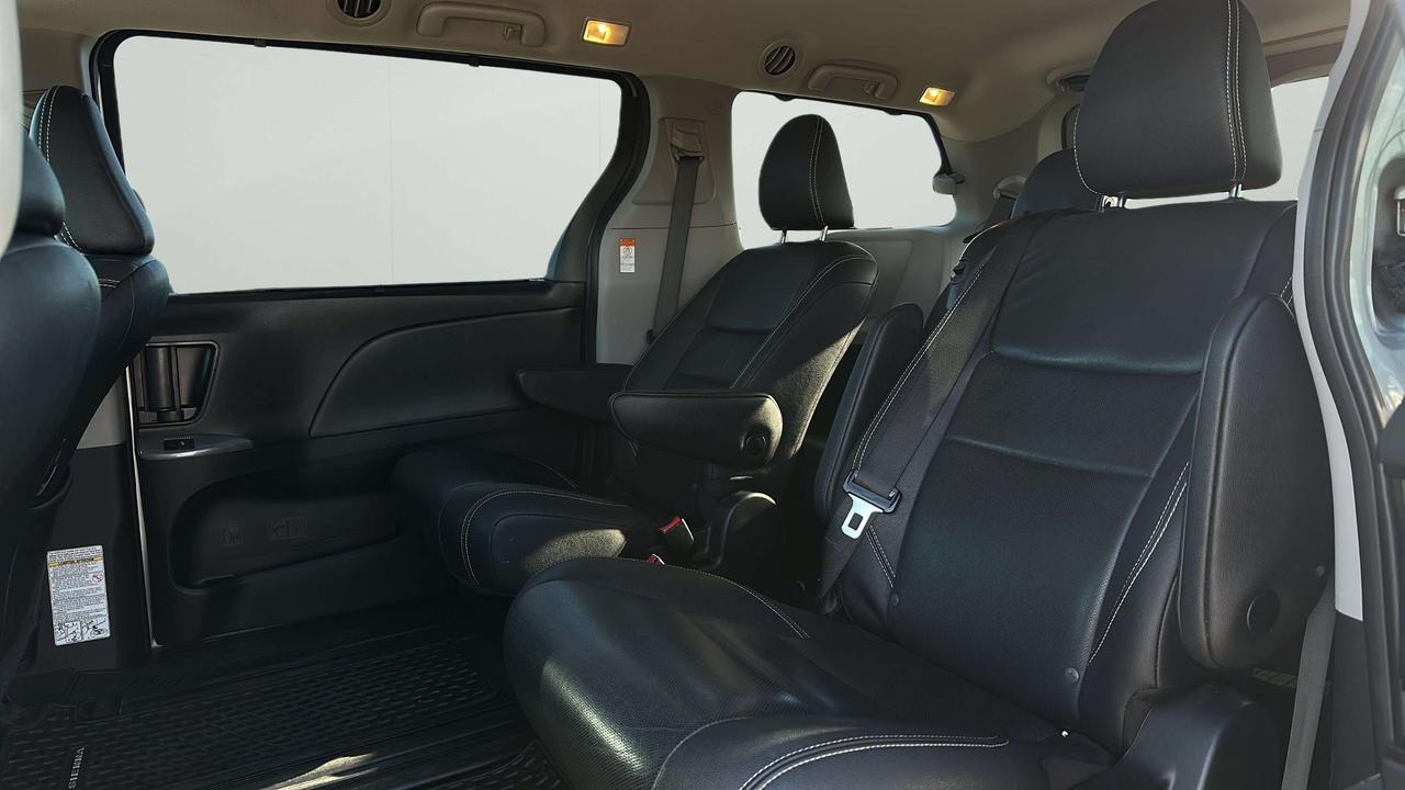 2020 Toyota Sienna SE Photo
