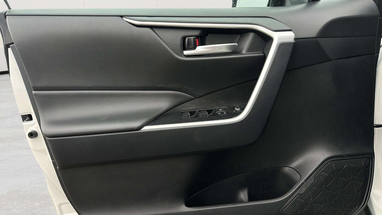 2025 Toyota RAV4 XLE Photo