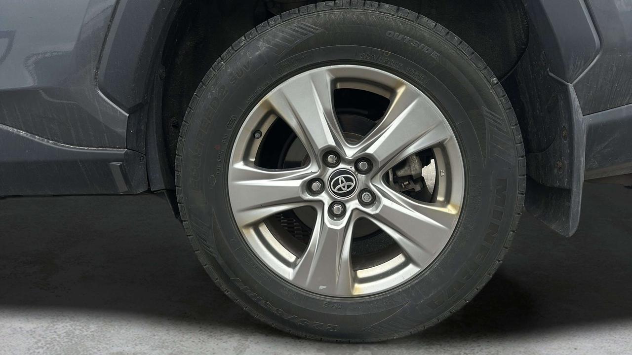 2025 Toyota RAV4 XLE Photo