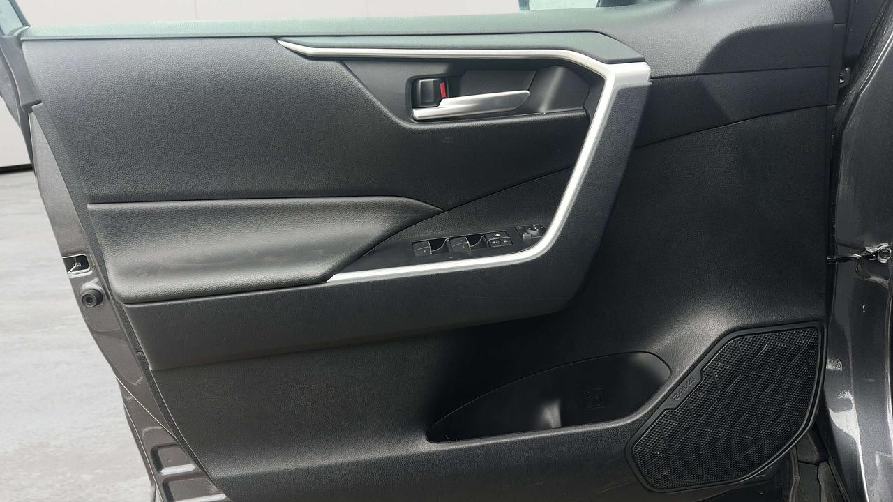 2025 Toyota RAV4 XLE Photo