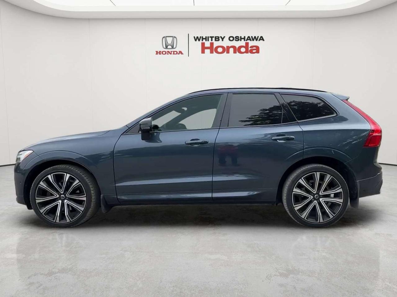 2022 Volvo XC60 B6 R-Design Photo