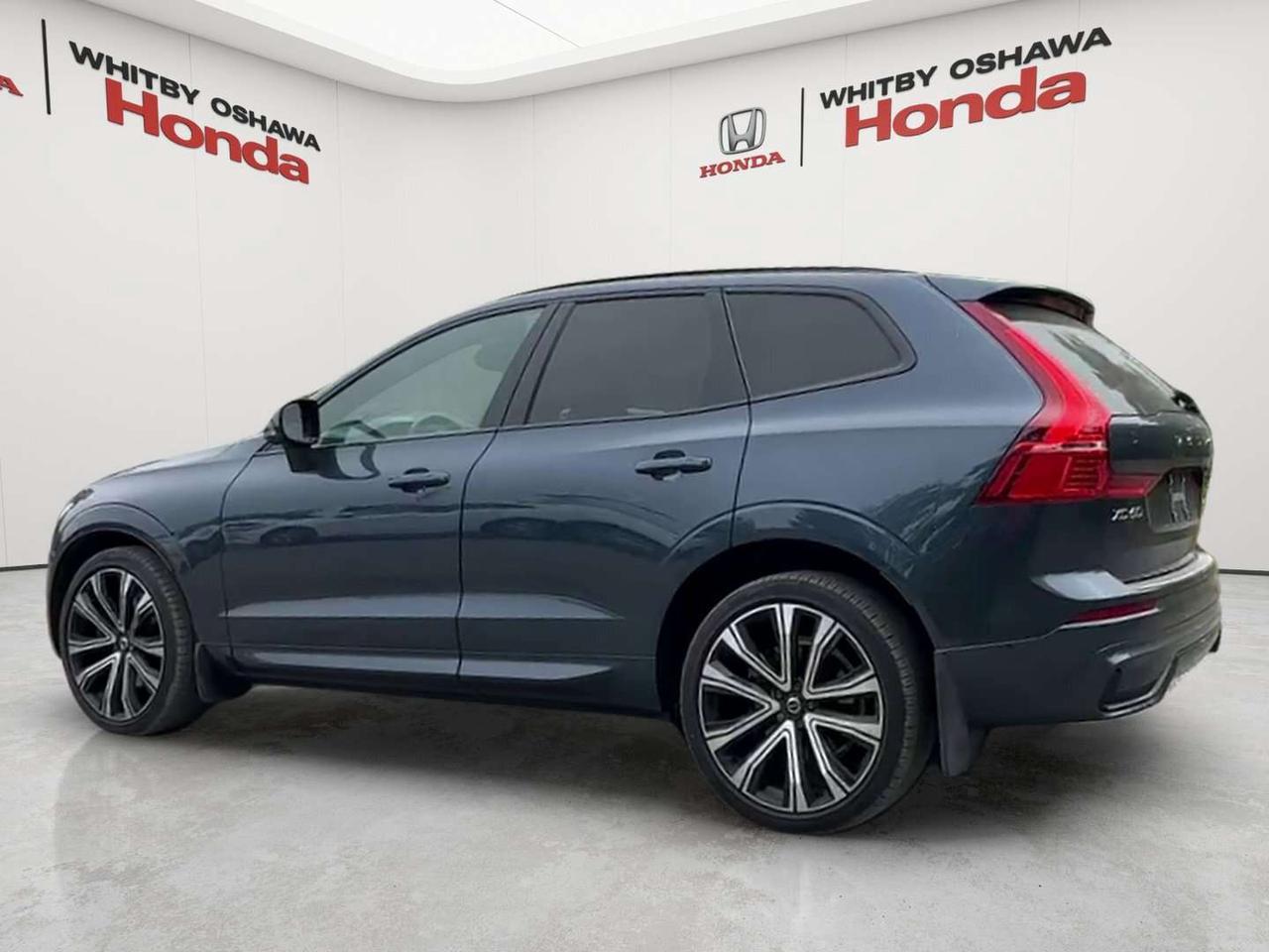 2022 Volvo XC60 B6 R-Design Photo