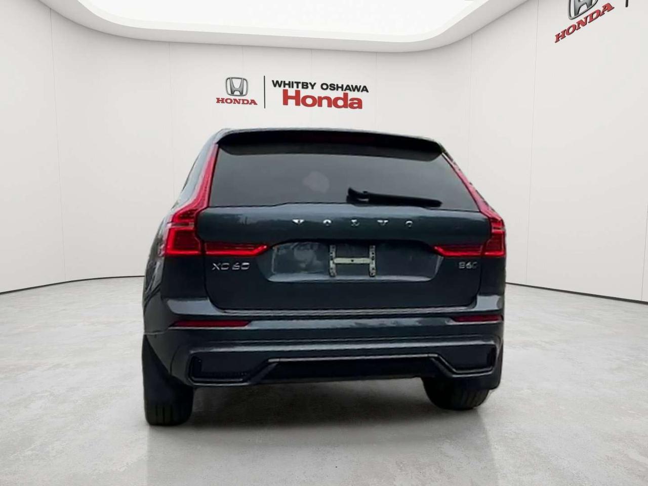 2022 Volvo XC60 B6 R-Design Photo
