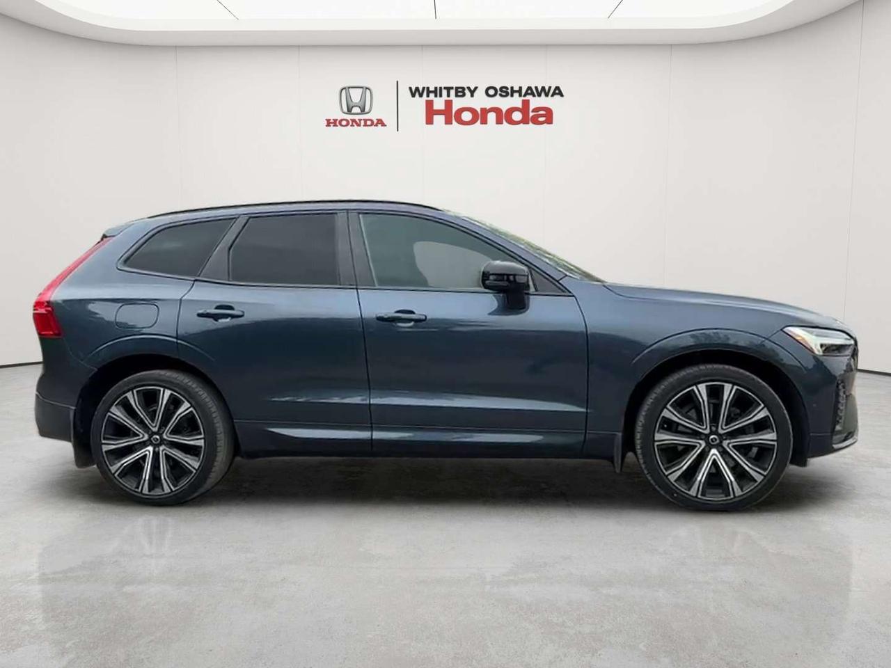 2022 Volvo XC60 B6 R-Design Photo
