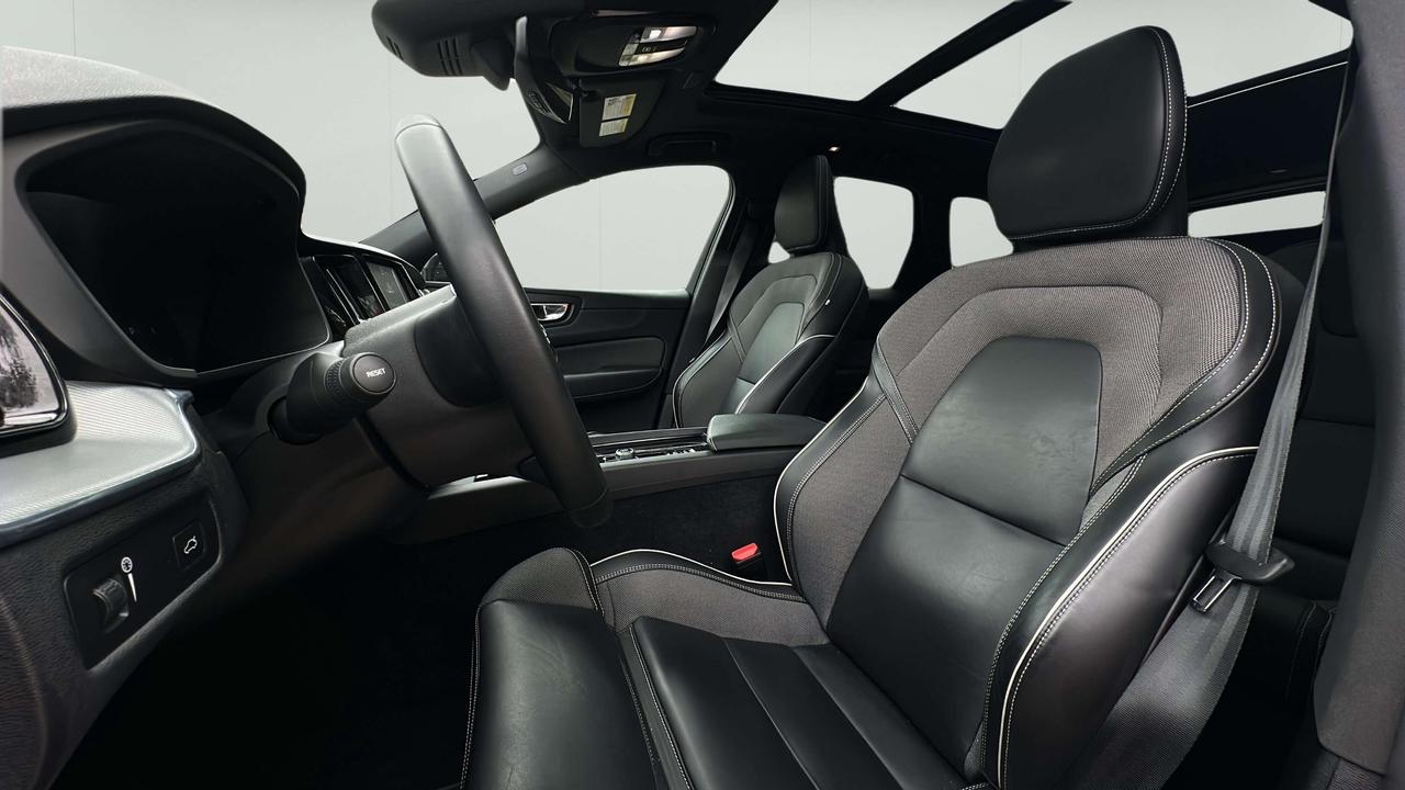 2022 Volvo XC60 B6 R-Design Photo