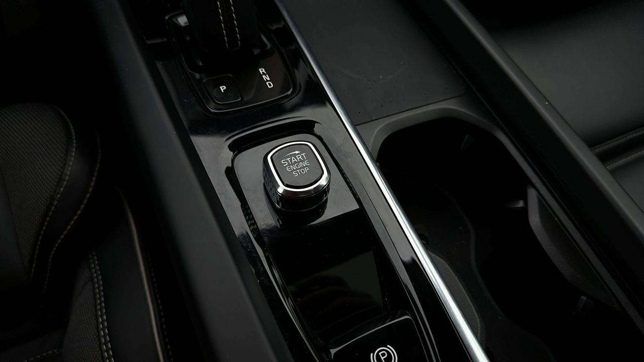 2022 Volvo XC60 B6 R-Design Photo