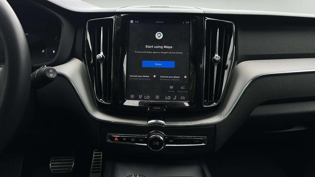 2022 Volvo XC60 B6 R-Design Photo