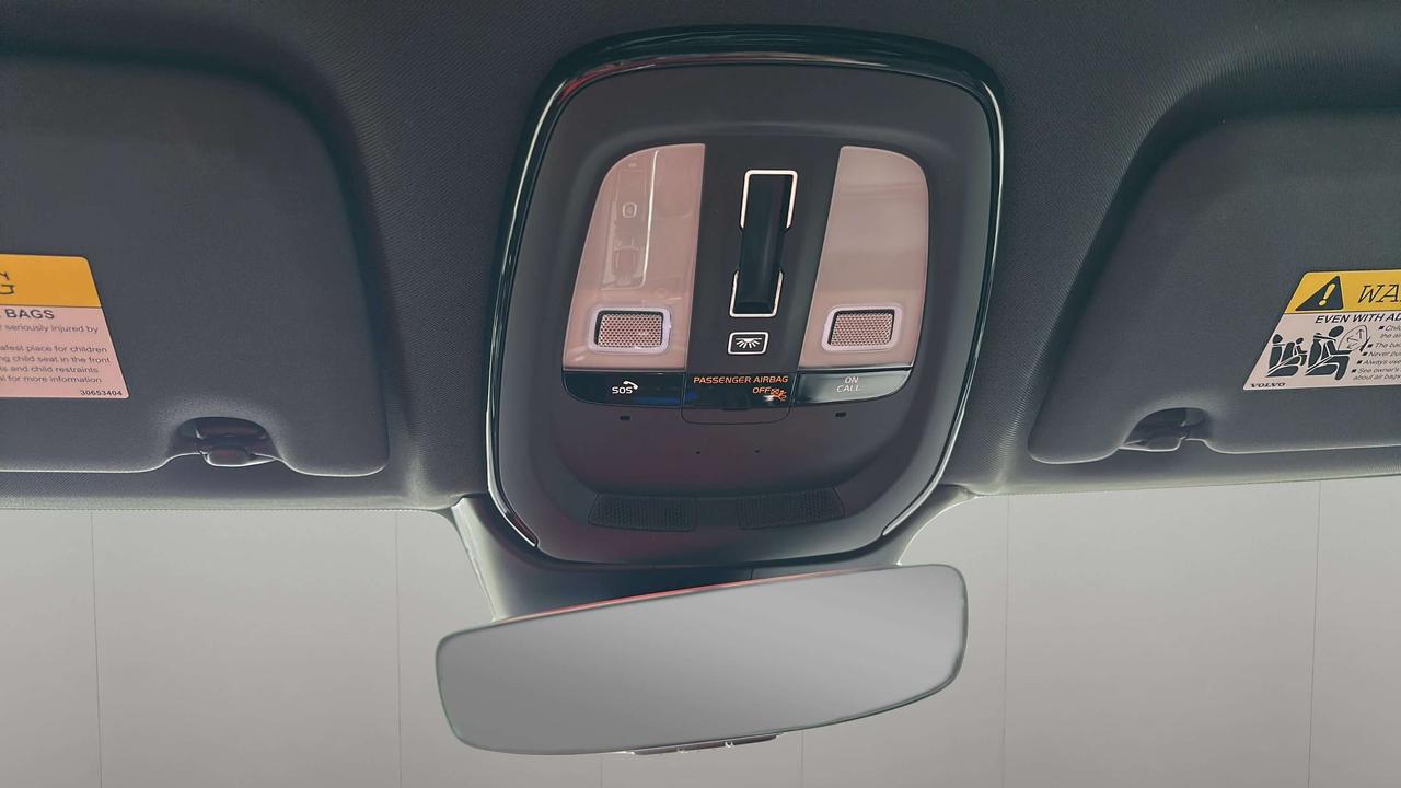 2022 Volvo XC60 B6 R-Design Photo