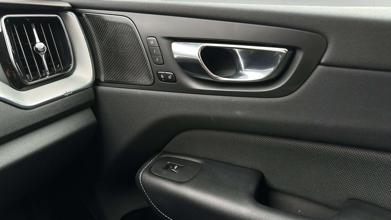 2022 Volvo XC60 B6 R-Design Photo