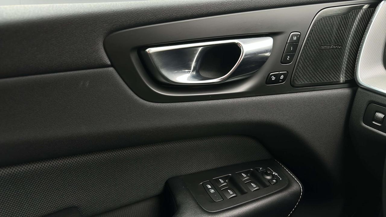 2022 Volvo XC60 B6 R-Design Photo