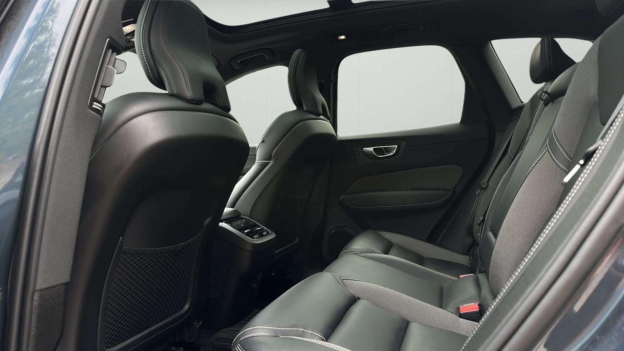 2022 Volvo XC60 B6 R-Design Photo
