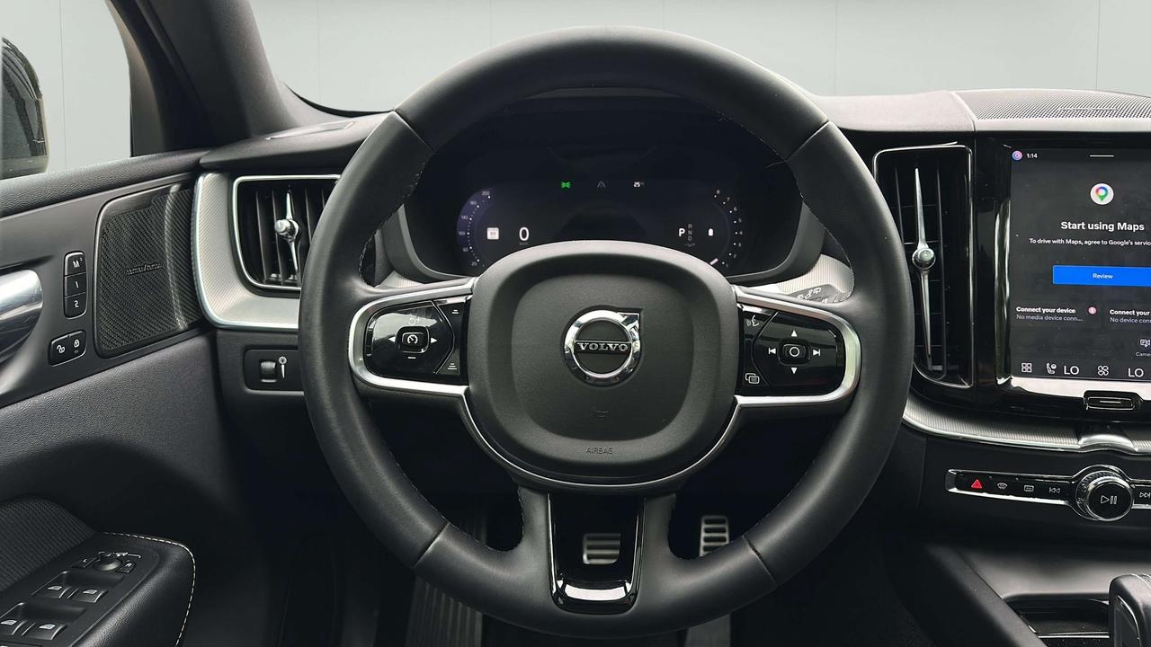 2022 Volvo XC60 B6 R-Design Photo