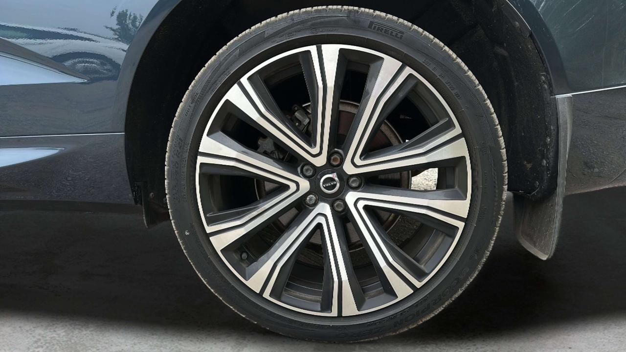 2022 Volvo XC60 B6 R-Design Photo