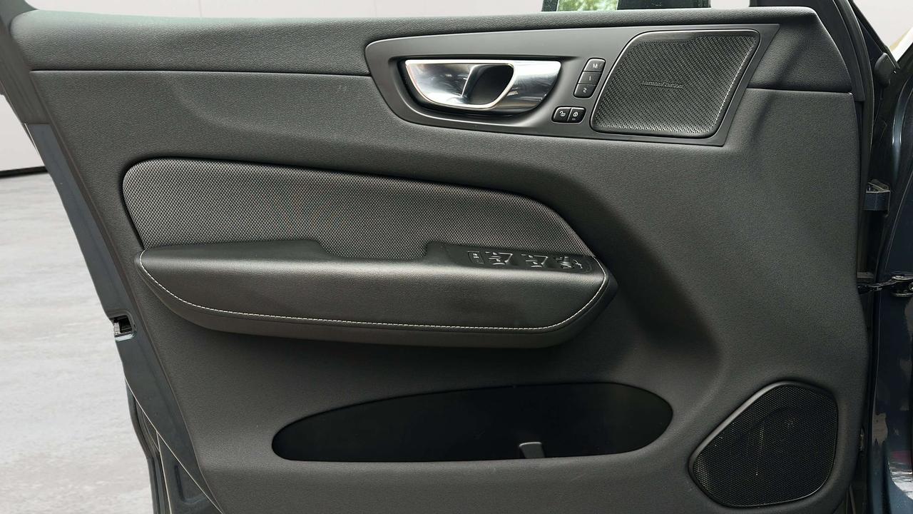 2022 Volvo XC60 B6 R-Design Photo