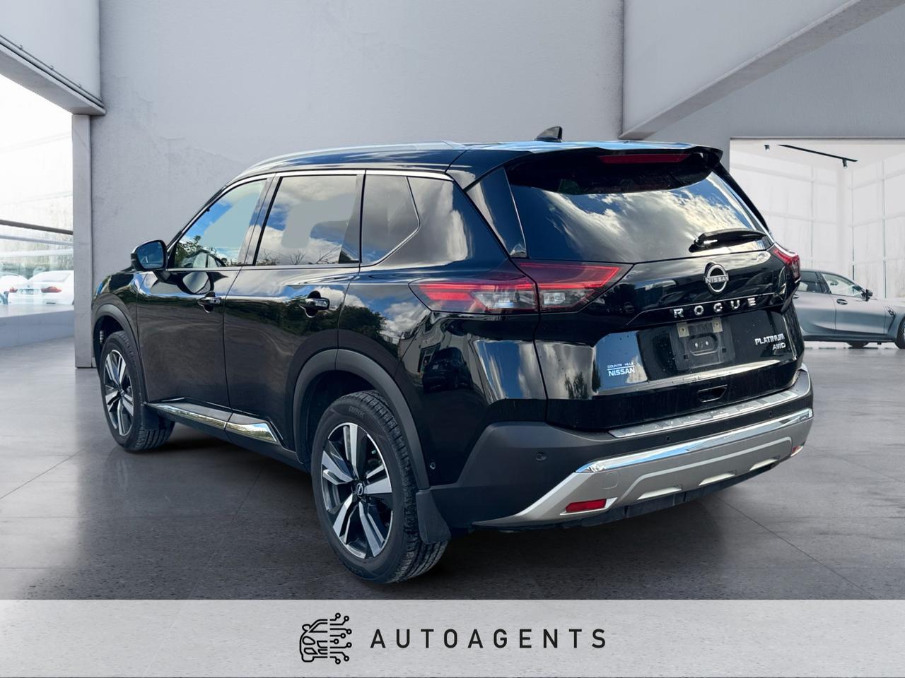 2023 Nissan Rogue Platinum AWD Photo2