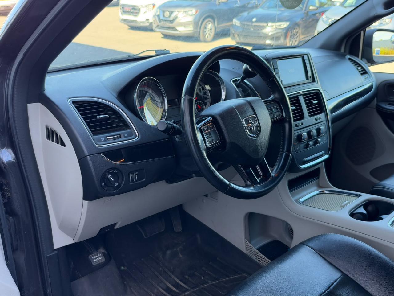 2016 Dodge Grand Caravan SXT Premium Plus - NOACC|ENTPKG|NAVI|LEATHER Photo