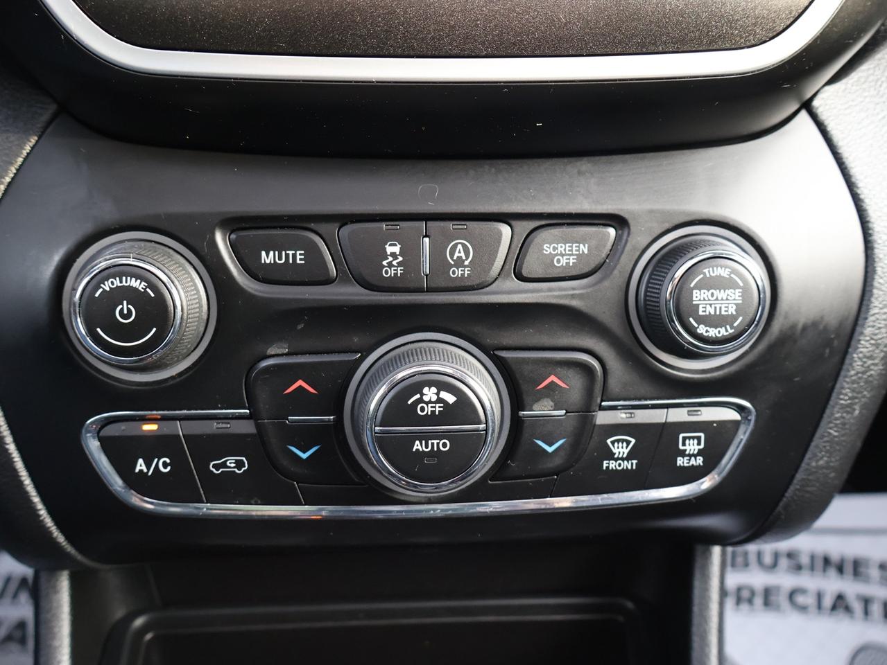 2019 Jeep Cherokee TRAILHAWK ELITE 4X4 *ACCIDENT FREE* CAMERA NAV BLUETOOTH LEATHER HEATED SEATS PANO ROOF CRUISE ALLOYS Photo