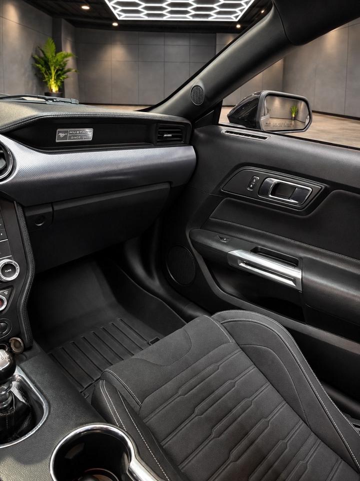 2015 Ford Mustang 2dr BASE MANUAL Photo
