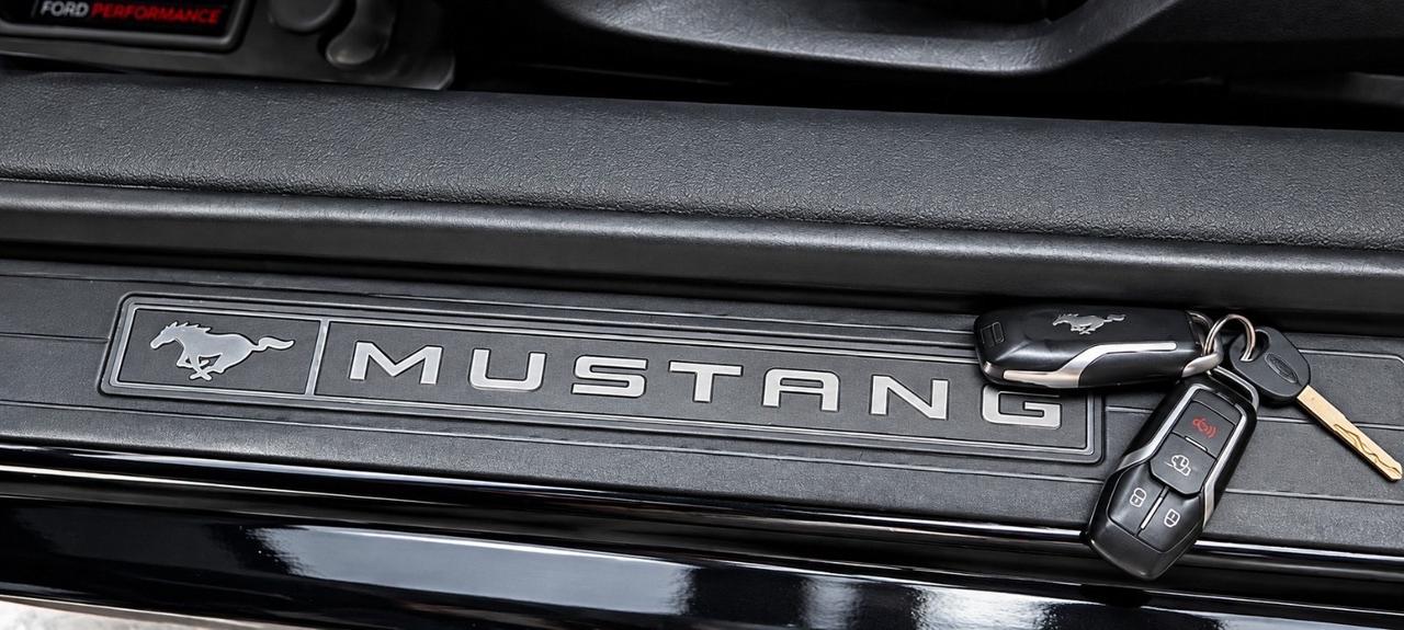 2015 Ford Mustang 2dr BASE MANUAL Photo