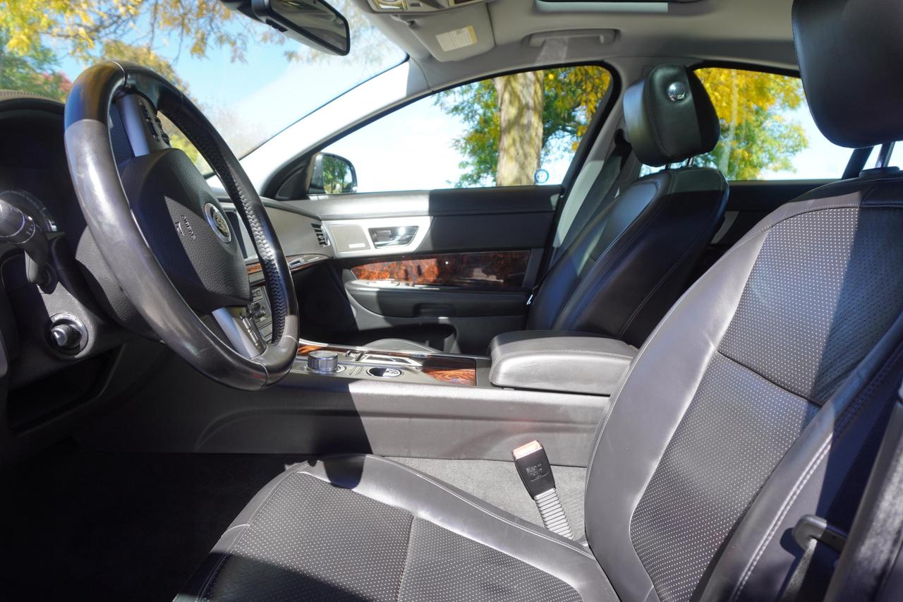 2011 Jaguar XF XF / V8 POWER / STUNNING PRESENCE / BRITISH LUXURY Photo