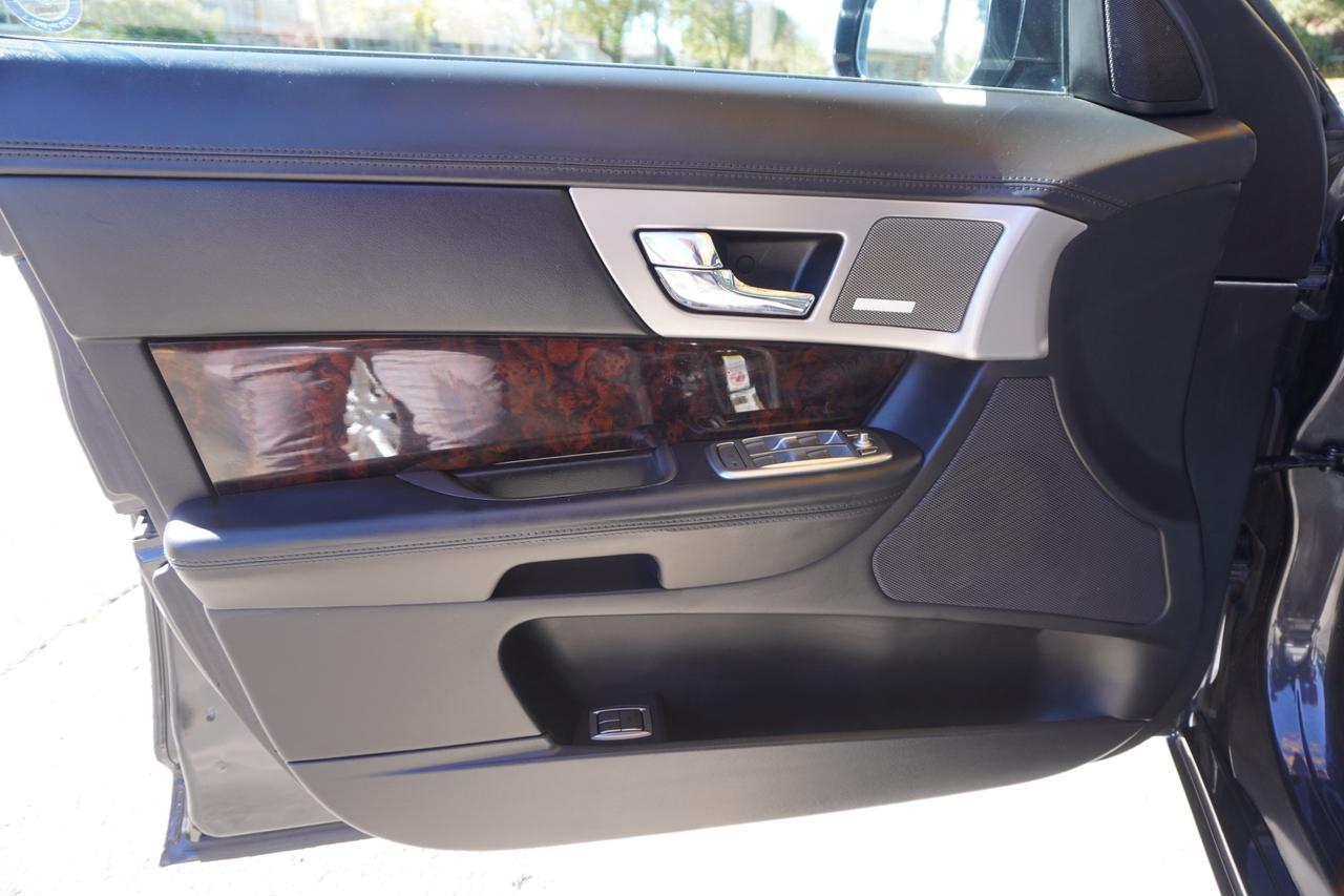 2011 Jaguar XF XF / V8 POWER / STUNNING PRESENCE / BRITISH LUXURY Photo