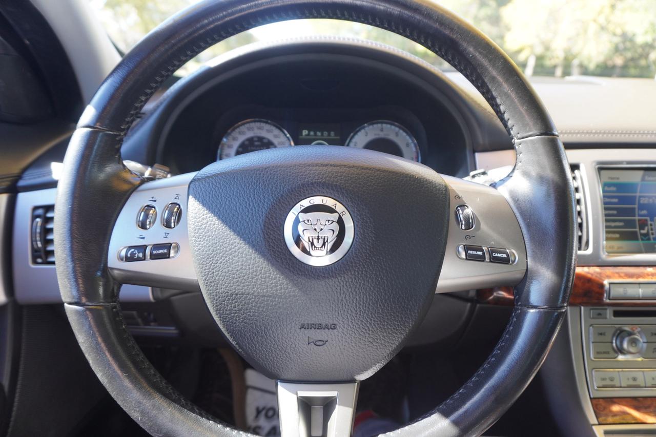 2011 Jaguar XF XF / V8 POWER / STUNNING PRESENCE / BRITISH LUXURY Photo