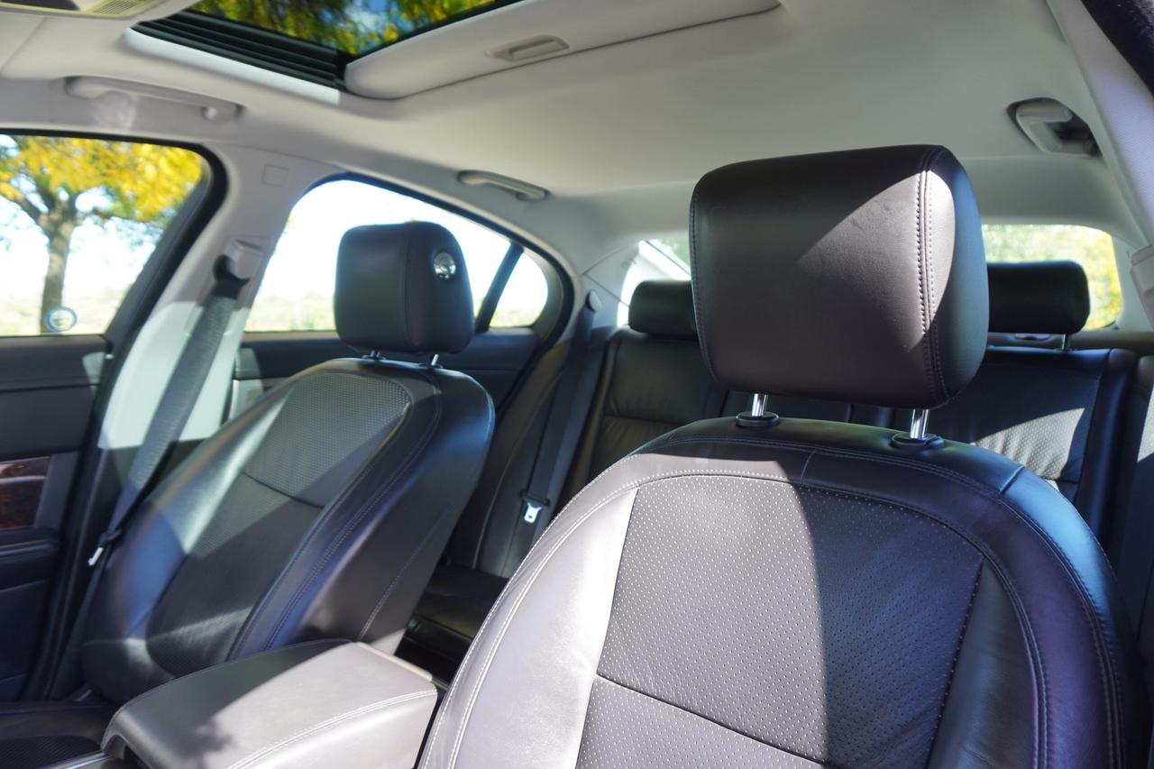 2011 Jaguar XF XF / V8 POWER / STUNNING PRESENCE / BRITISH LUXURY Photo