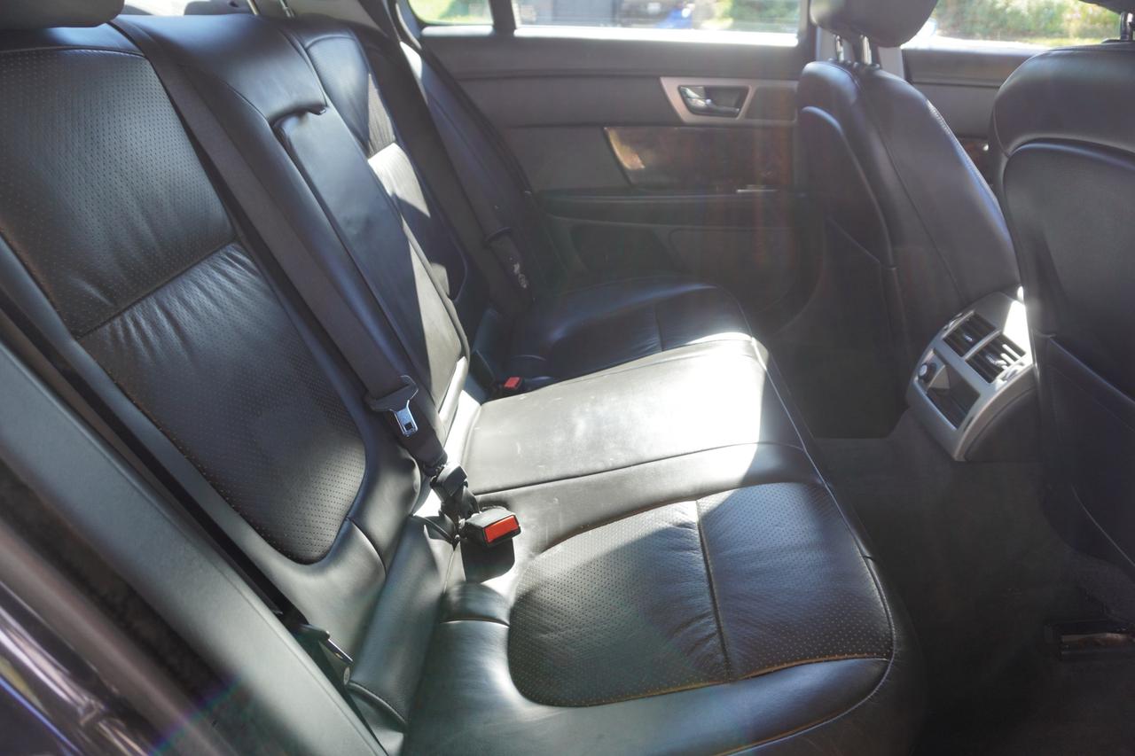 2011 Jaguar XF XF / V8 POWER / STUNNING PRESENCE / BRITISH LUXURY Photo