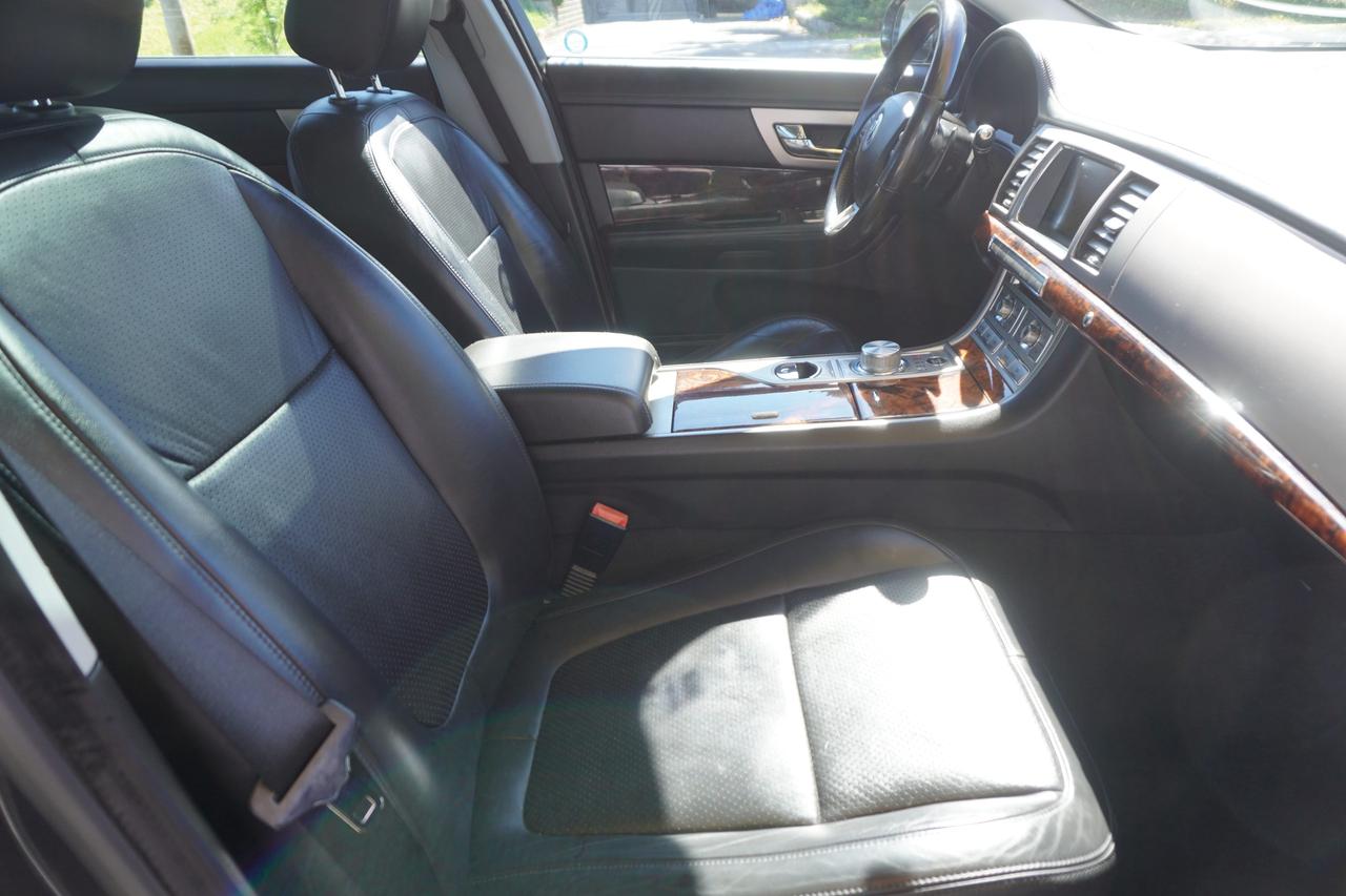 2011 Jaguar XF XF / V8 POWER / STUNNING PRESENCE / BRITISH LUXURY Photo