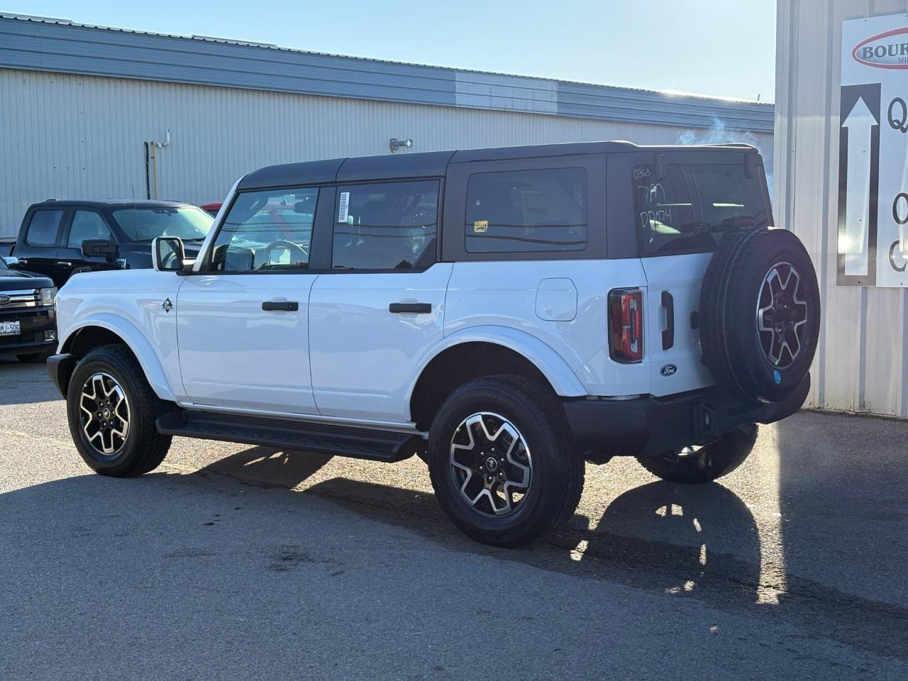 2026 Ford Bronco OUTER BANKS 4 DOOR 4X4 Photo
