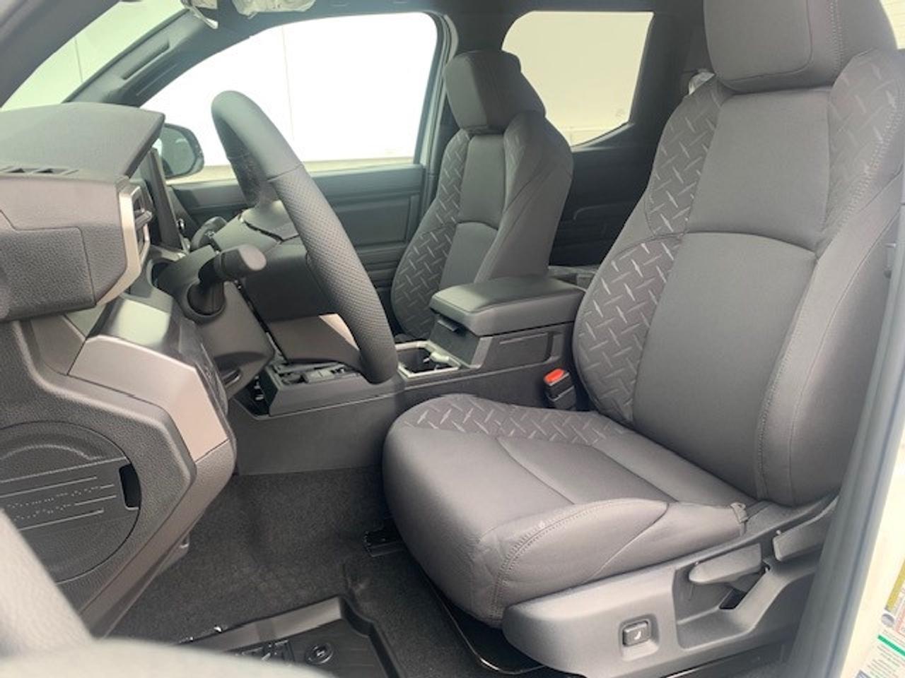 2026 Toyota Tacoma Used Demo-with tonneau installed Photo2