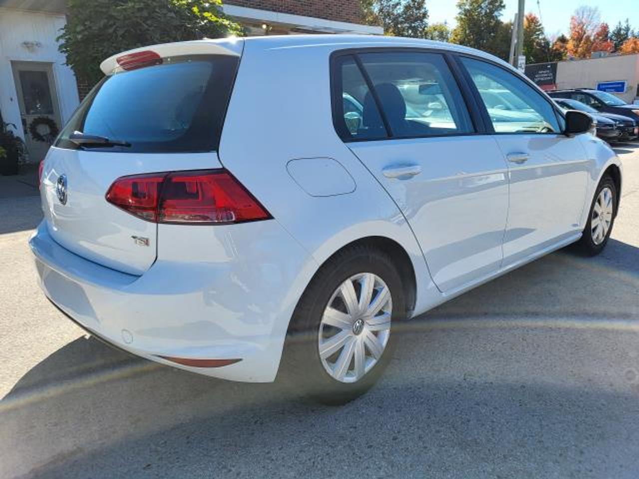2016 Volkswagen Golf TRENDLINE Photo