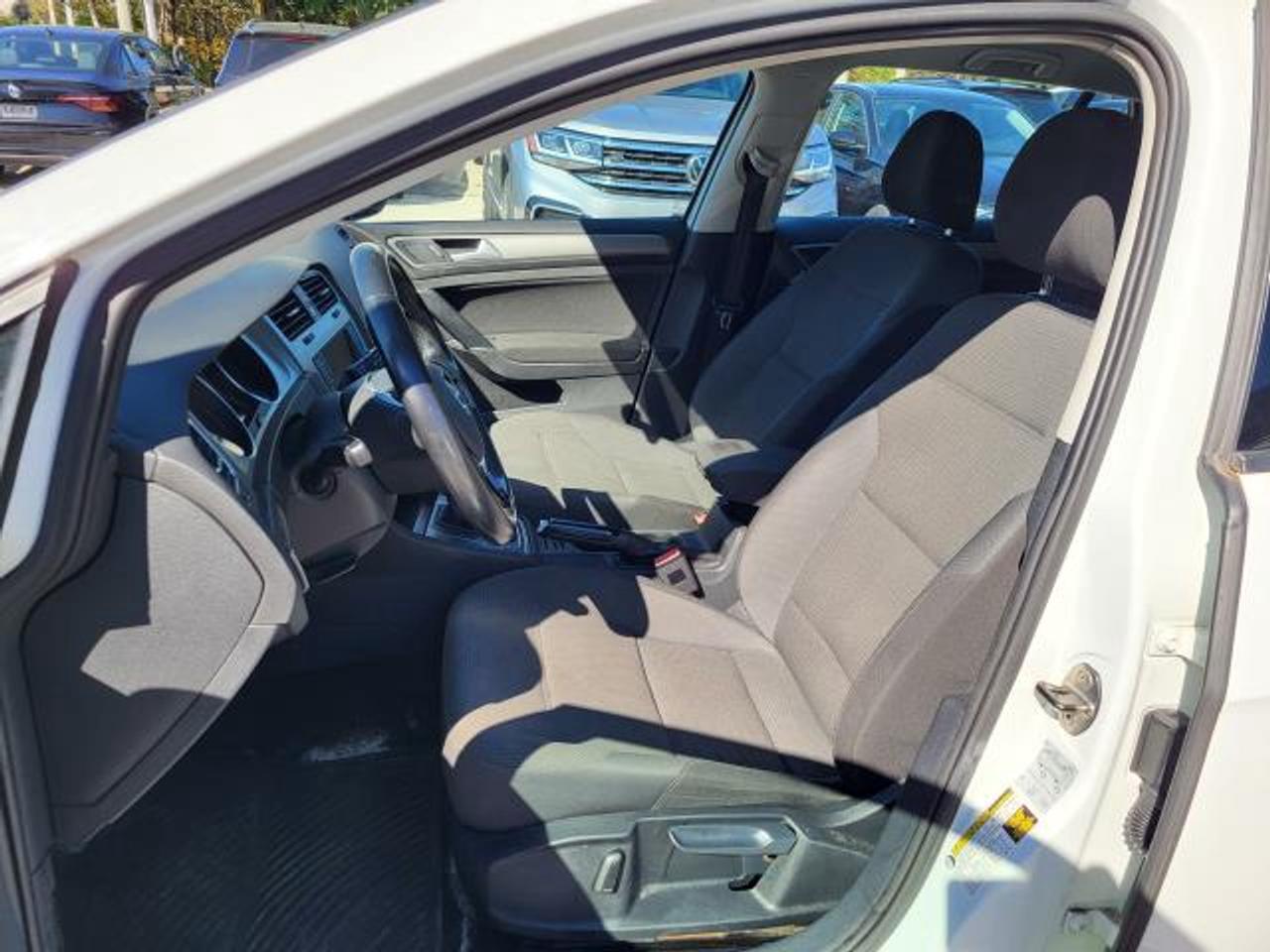 2016 Volkswagen Golf TRENDLINE Photo