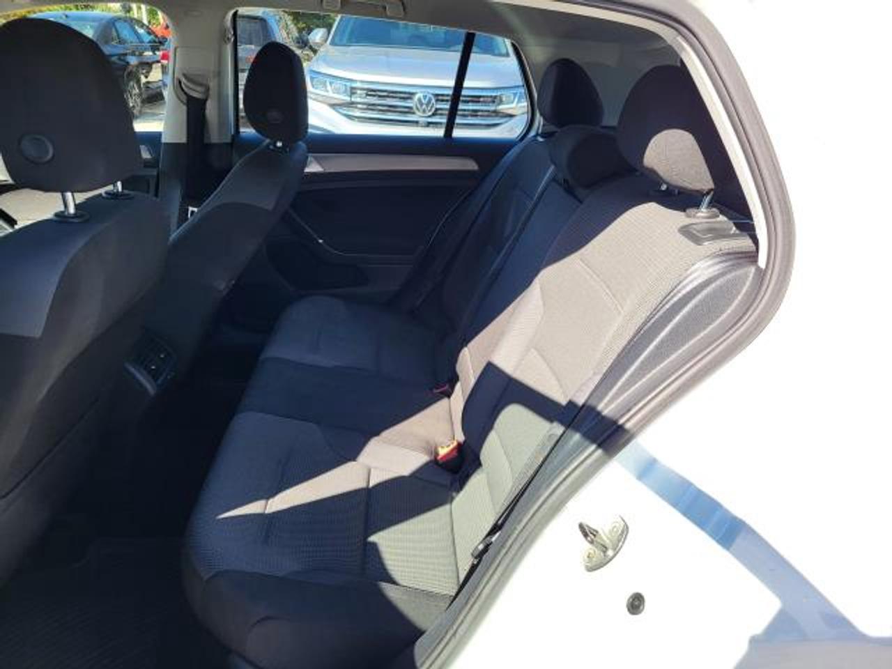 2016 Volkswagen Golf TRENDLINE Photo