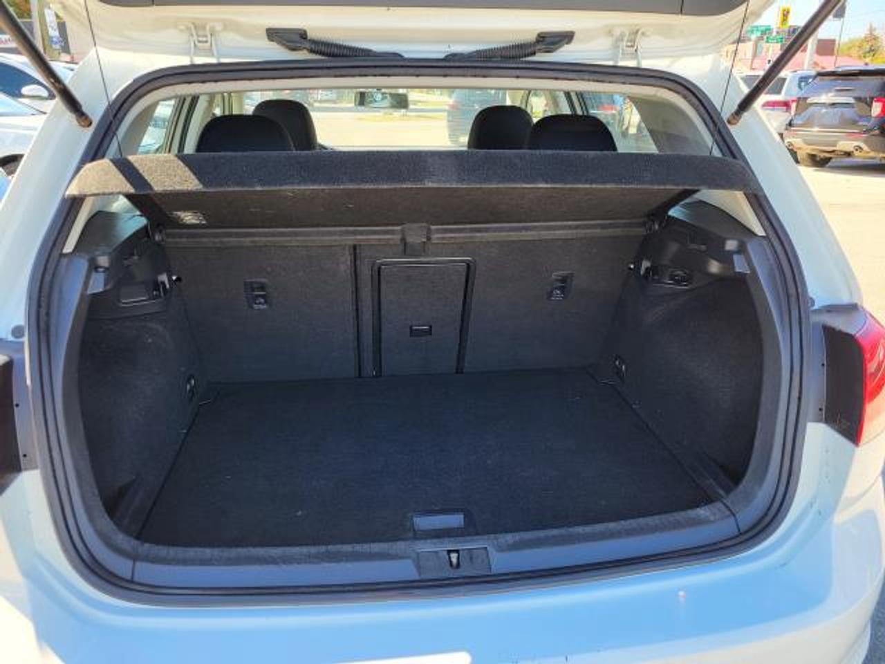 2016 Volkswagen Golf TRENDLINE Photo
