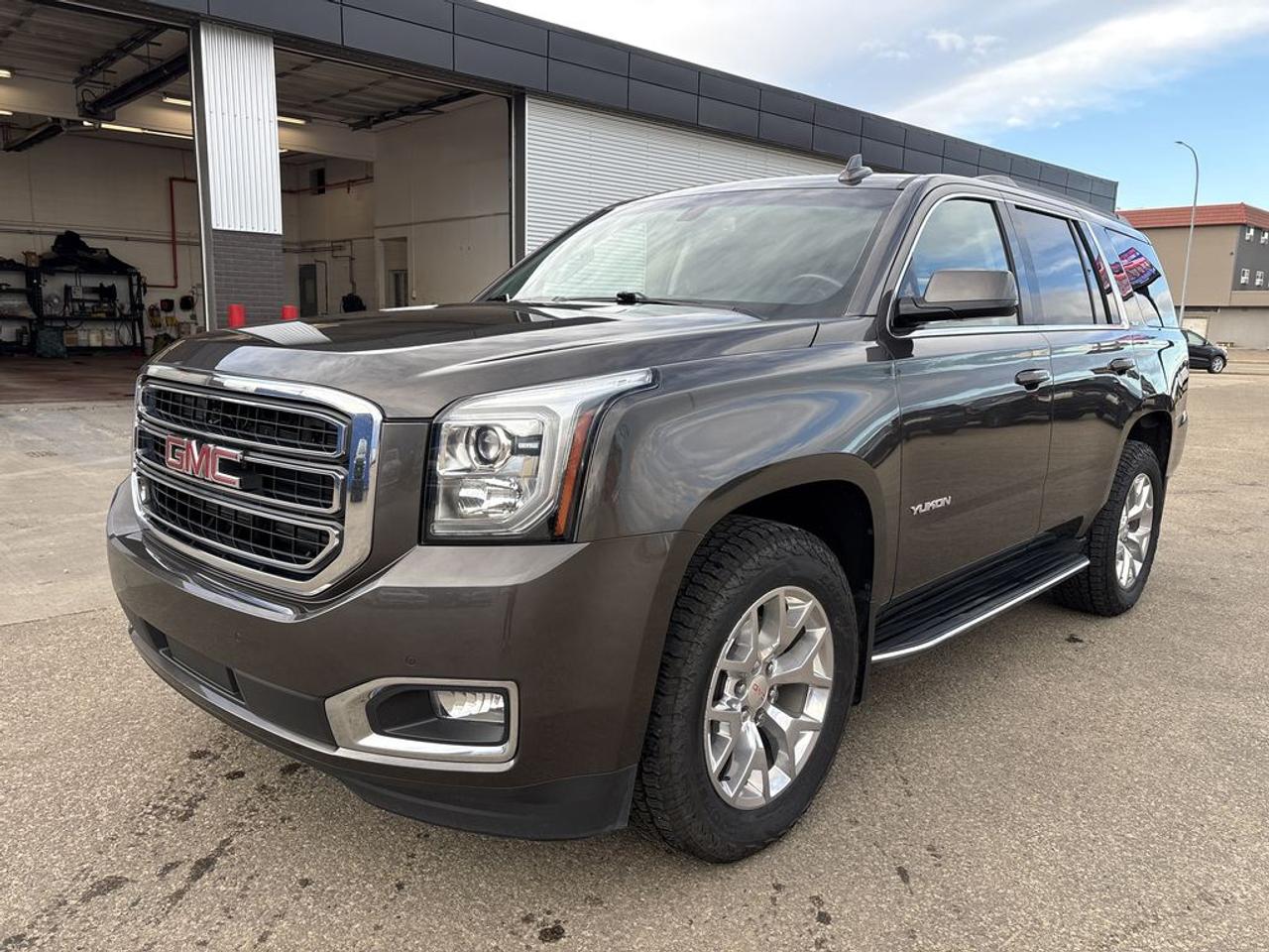 2019 GMC Yukon SLE Photo1