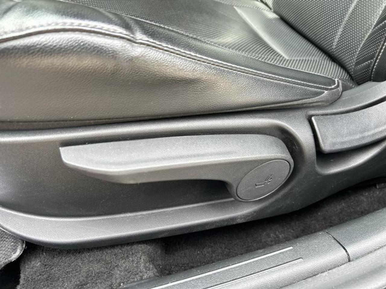 2023 Hyundai Elantra Luxury | One Owner | No Accidents | Sunroof | Leather Seats Photo