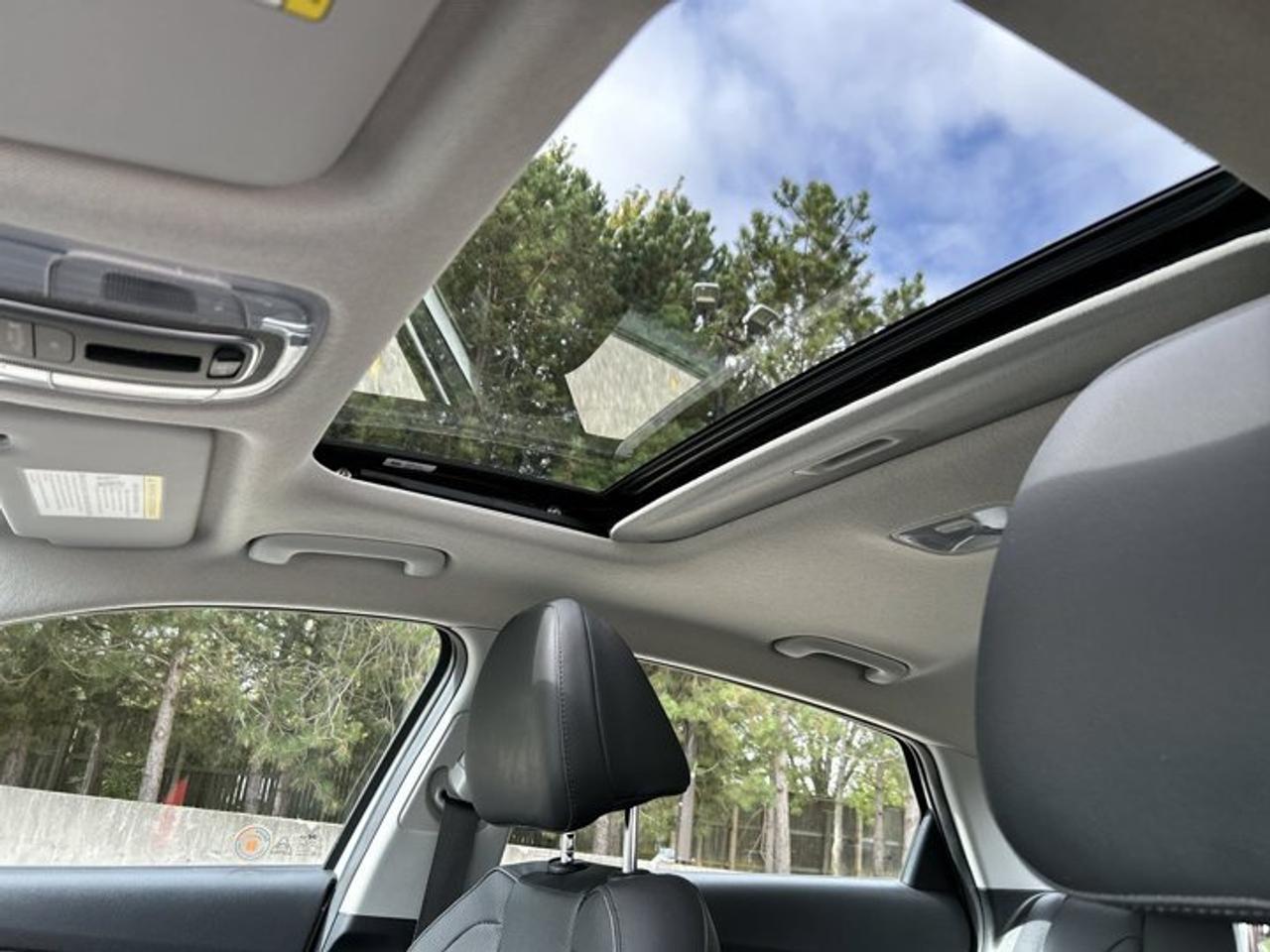 2023 Hyundai Elantra Luxury | One Owner | No Accidents | Sunroof | Leather Seats Photo