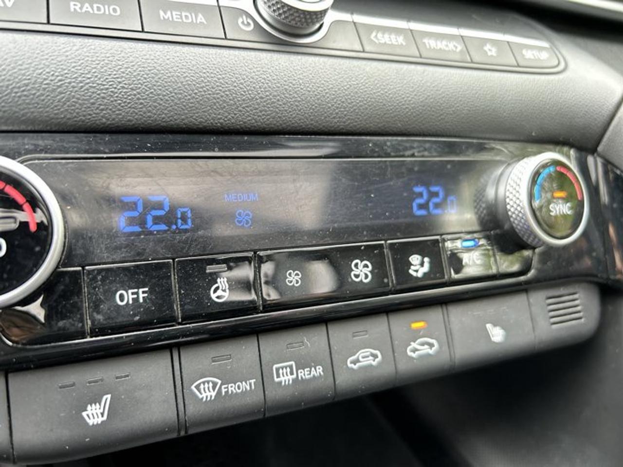 2023 Hyundai Elantra Luxury | One Owner | No Accidents | Sunroof | Leather Seats Photo
